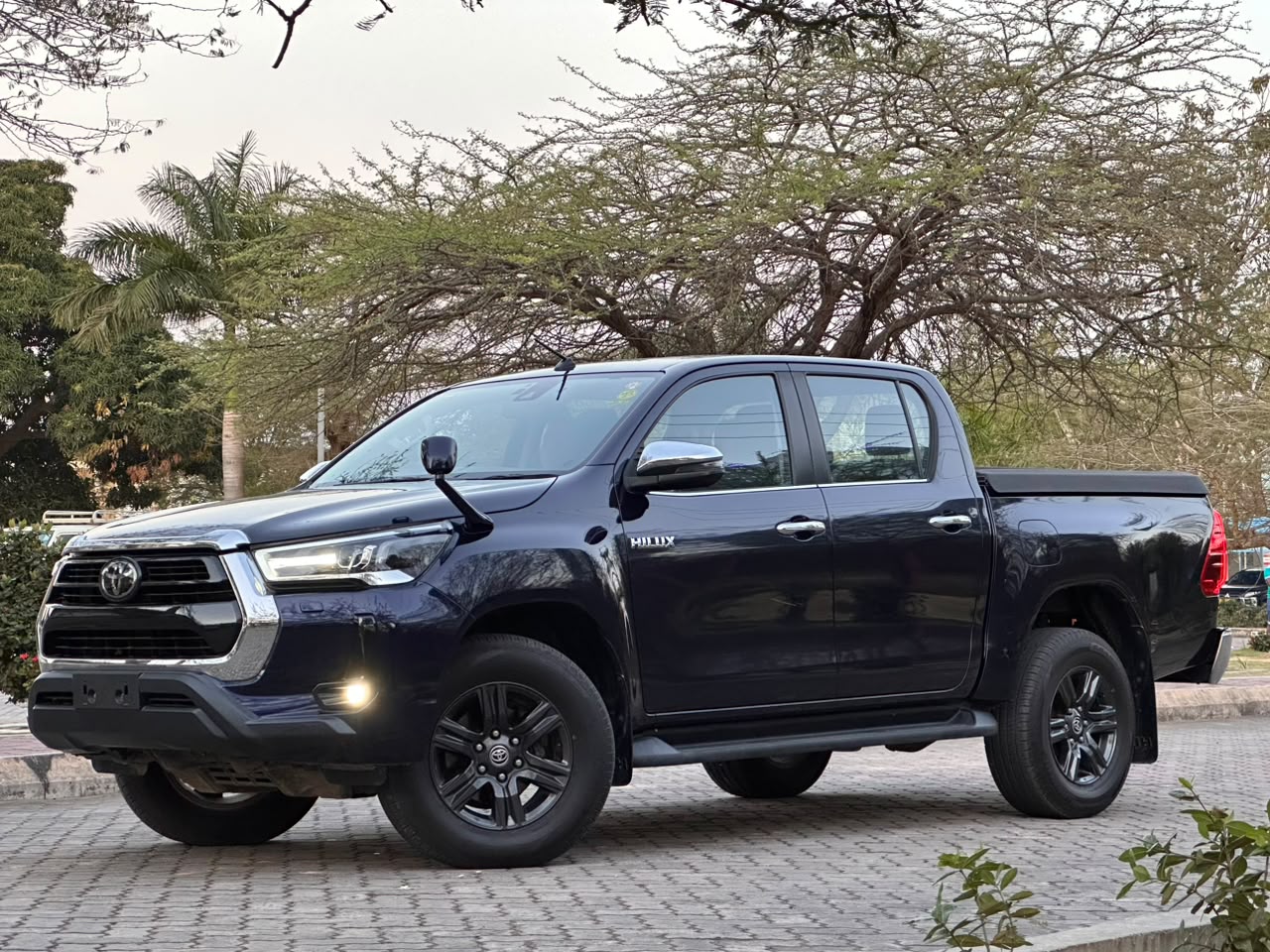 TOYOTA HILUX DOUBLE CABIN thumbnail 2